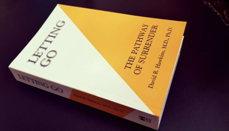 قراءة في كتاب السماح بالرحيل لديفيد هاوكينز